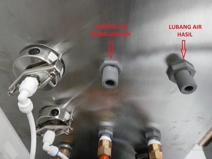 Salurkan air hasil ke lubang flow meter di sebelah kiri, dan Salurkan air pembuangan ke lubang flow meter sebelah kanan. Gunakan pipa food grade berukuran 1/2 Inchi